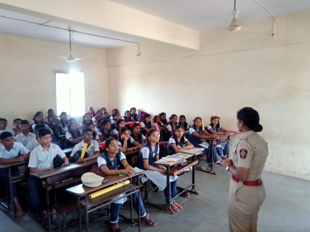 हिंदी समाचार |कोन गांव पुलिस स्कूलों में...