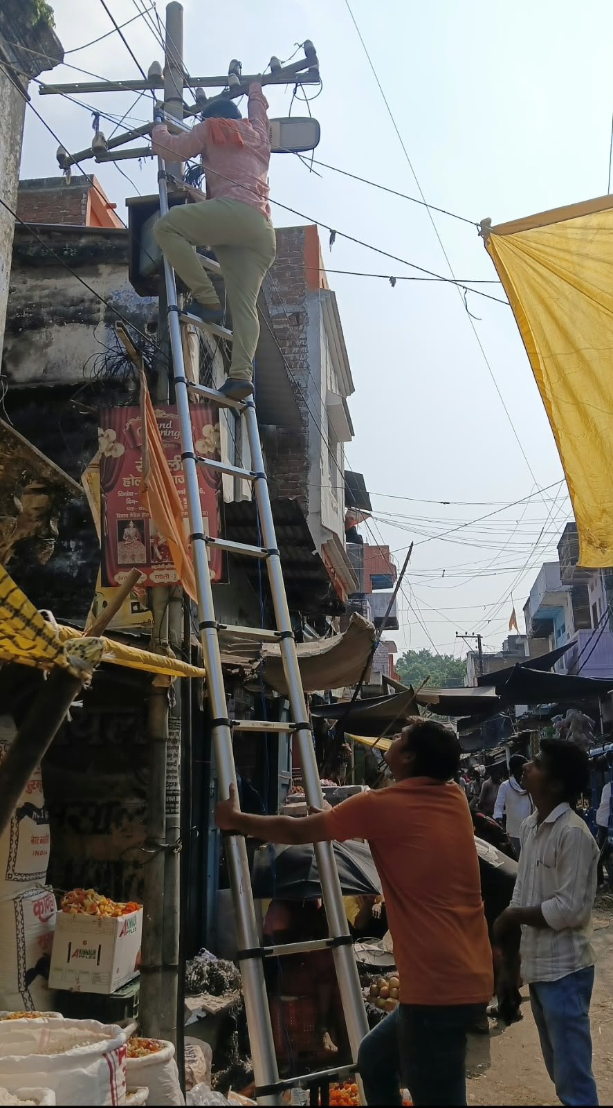 हिंदी समाचार | चौक बाजार से गोला थाना रोड तक...