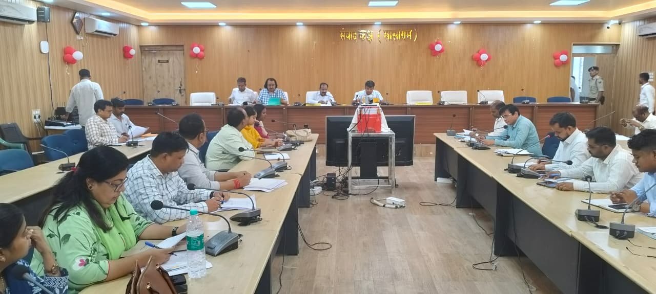 हिंदी समाचार | डीएम ने राजस्व कार्यों का...