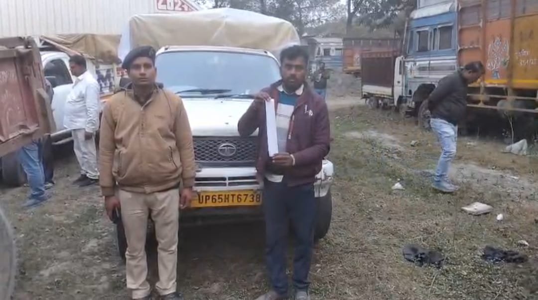 हिंदी समाचार | सीमेंट लदे दो ओवर लोड पिकअप...