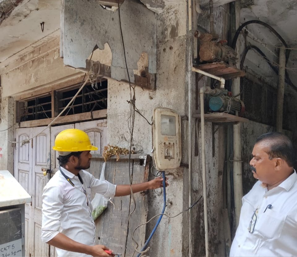 हिंदी समाचार |जर्जर इमारत के काटे बिजली व...