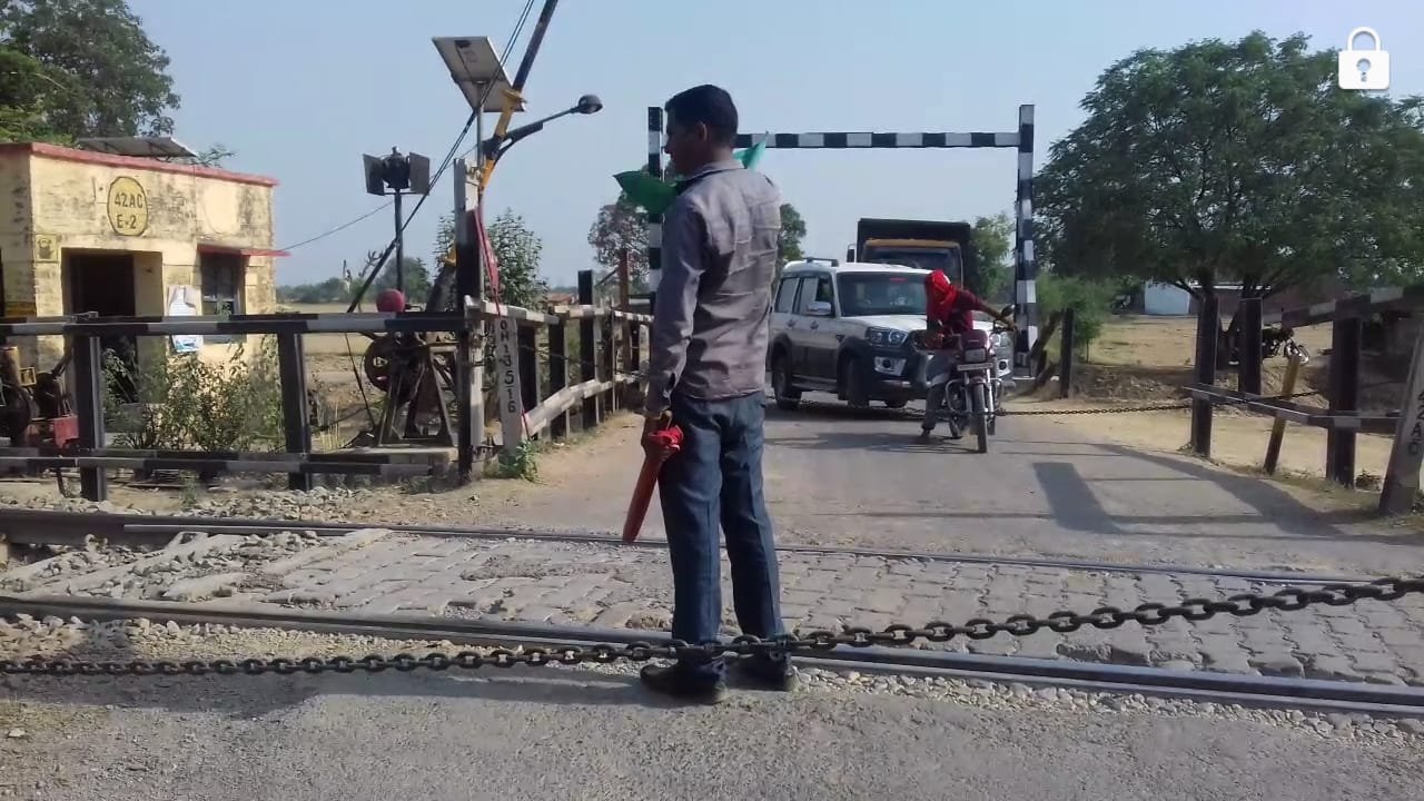 हिंदी समाचार |रेलवे फाटक की खराबी से लोहे के...