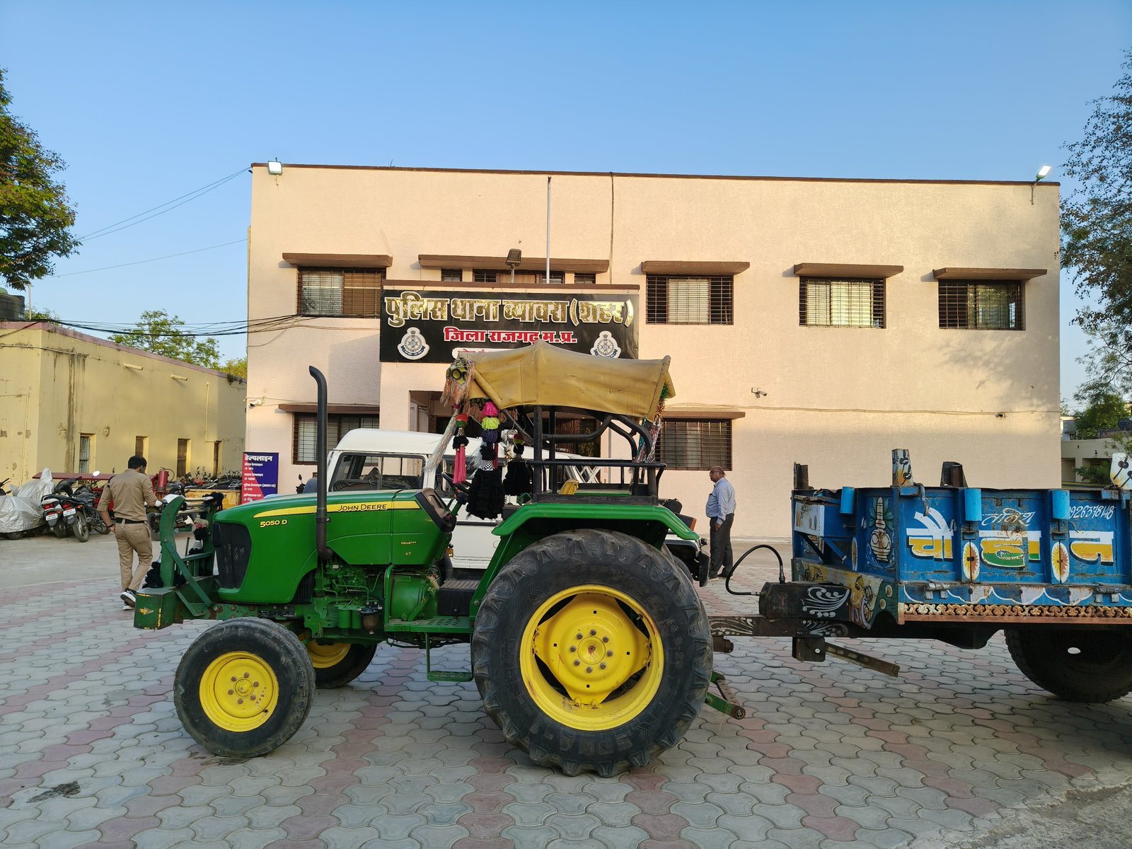 हिंदी समाचार | नाबालिग द्वारा ट्रैक्टर...