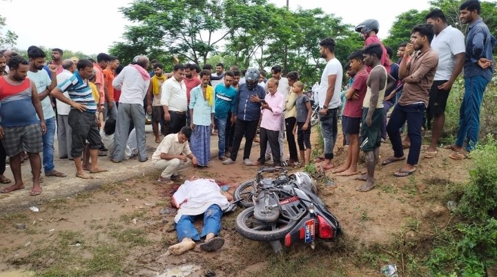 हिंदी समाचार |बाइक और इनोवा कार की हुयी...