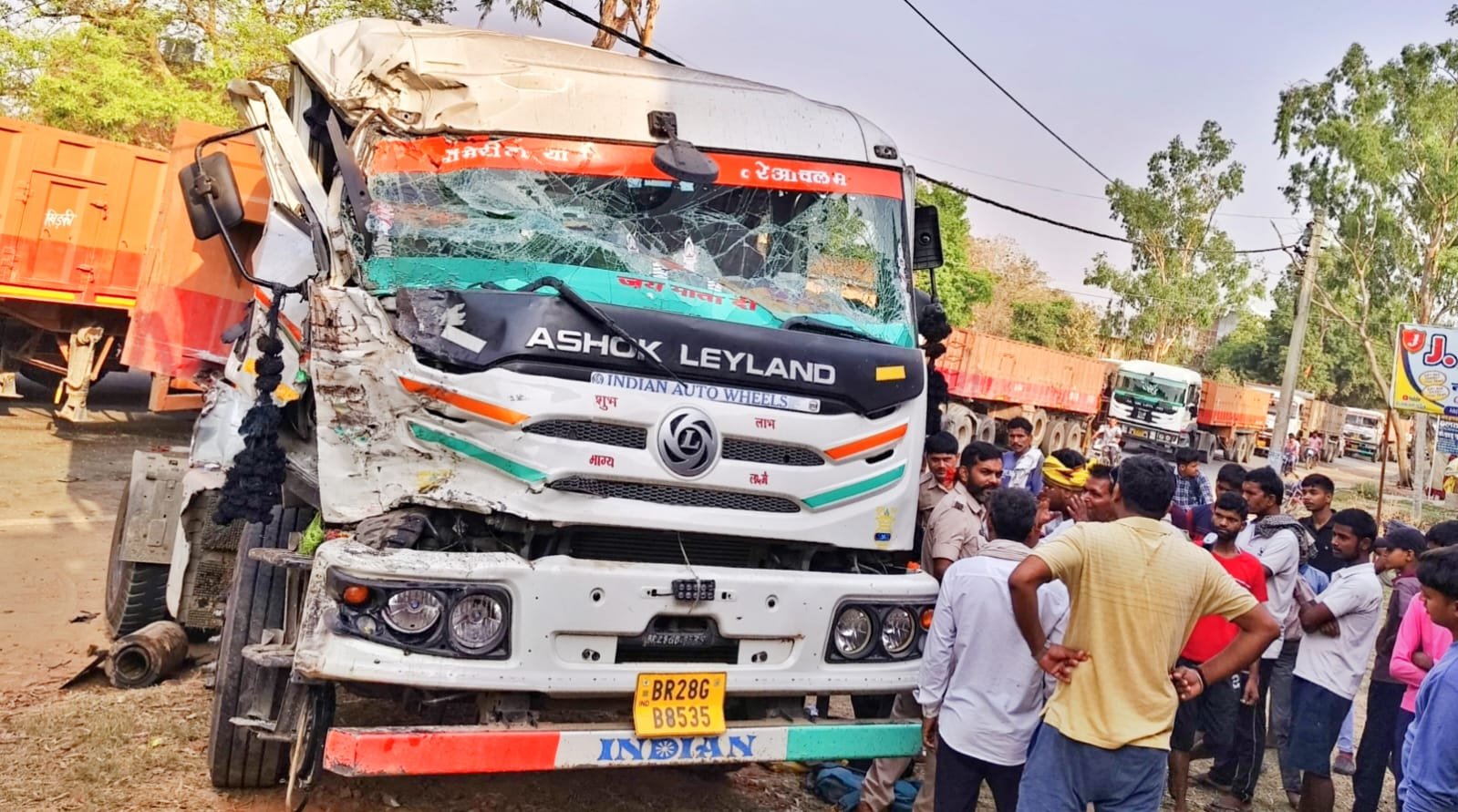 हिंदी समाचार | बारातियों से भरी बस और हाईवा...