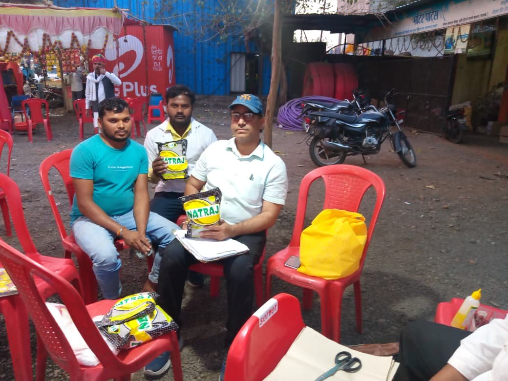 हिंदी समाचार | नकली मैंगो जूस बनाते व्यक्ति...