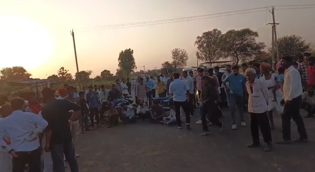 हिंदी समाचार | खुजनेर सांडवता मार्ग पर...