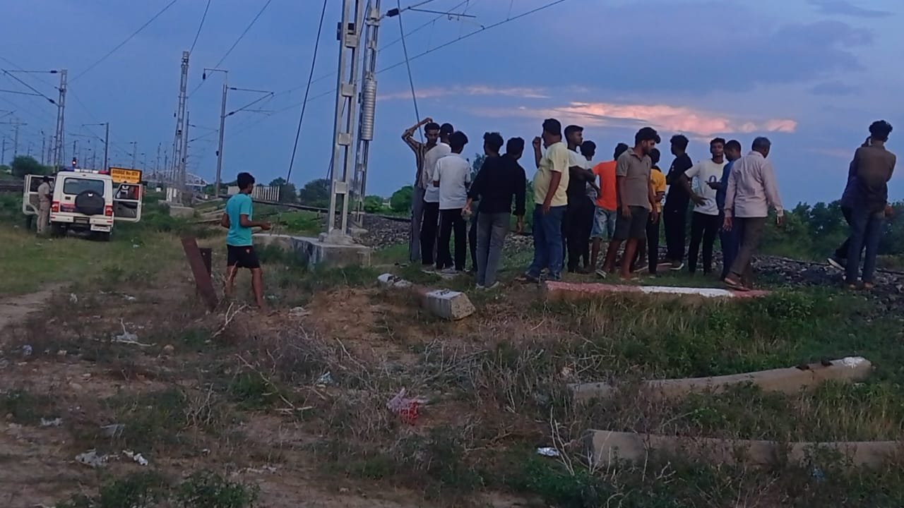 हिंदी समाचार | ट्रेन की चपेट में आने से...