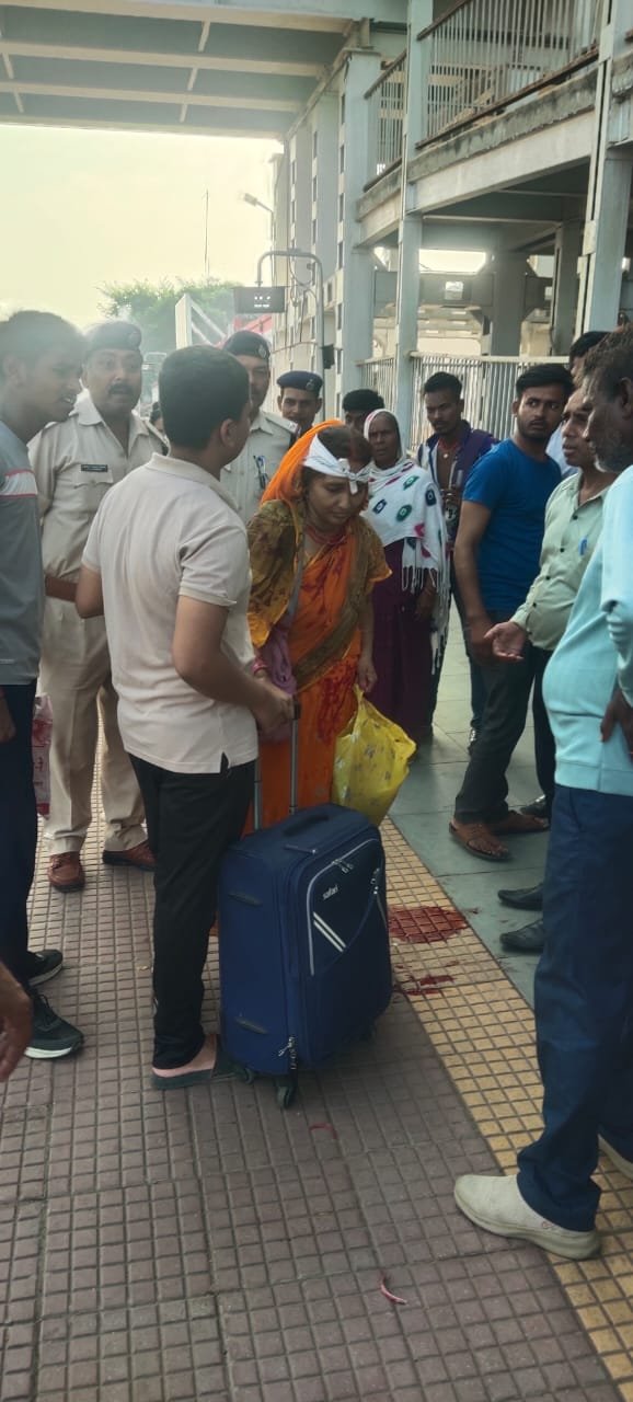 हिंदी समाचार |चलती गाड़ी से गिर कर महिला हुई...