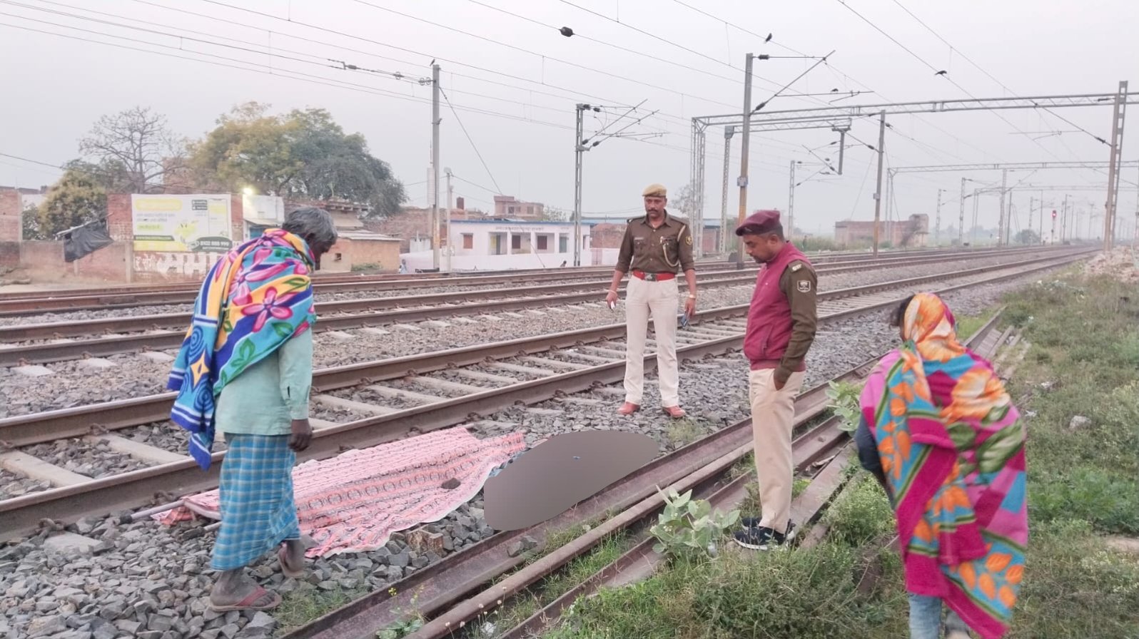 हिंदी समाचार |अज्ञात ट्रेन की चपेट आने से एक...