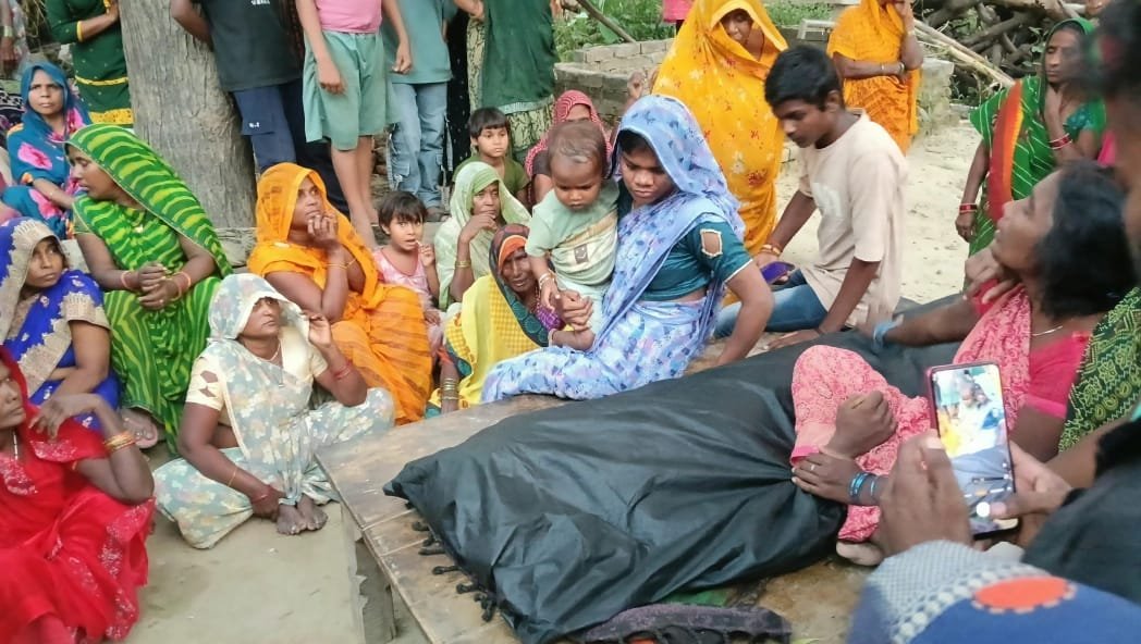 हिंदी समाचार | बिजली की चपेट में आने से युवक...