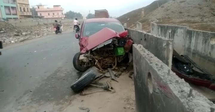 हिंदी समाचार |तेज रफ्तार ट्रक ने मारी कार...