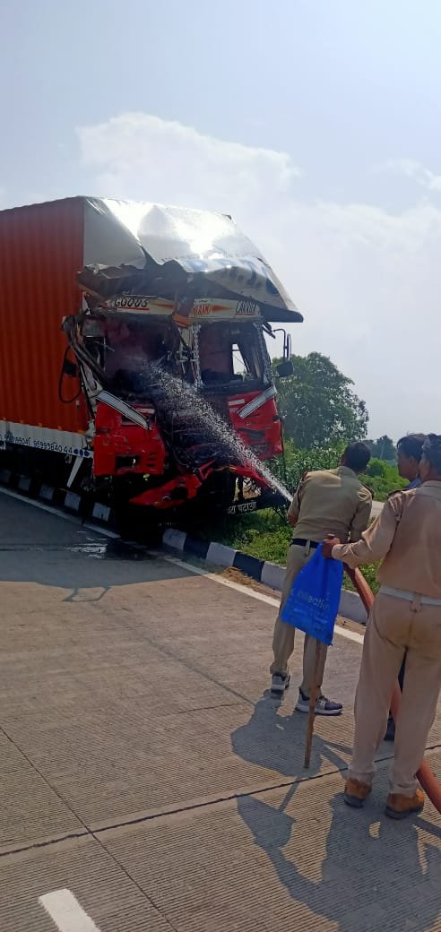हिंदी समाचार |दो बड़ी वाहन टकराने से लगी आग...