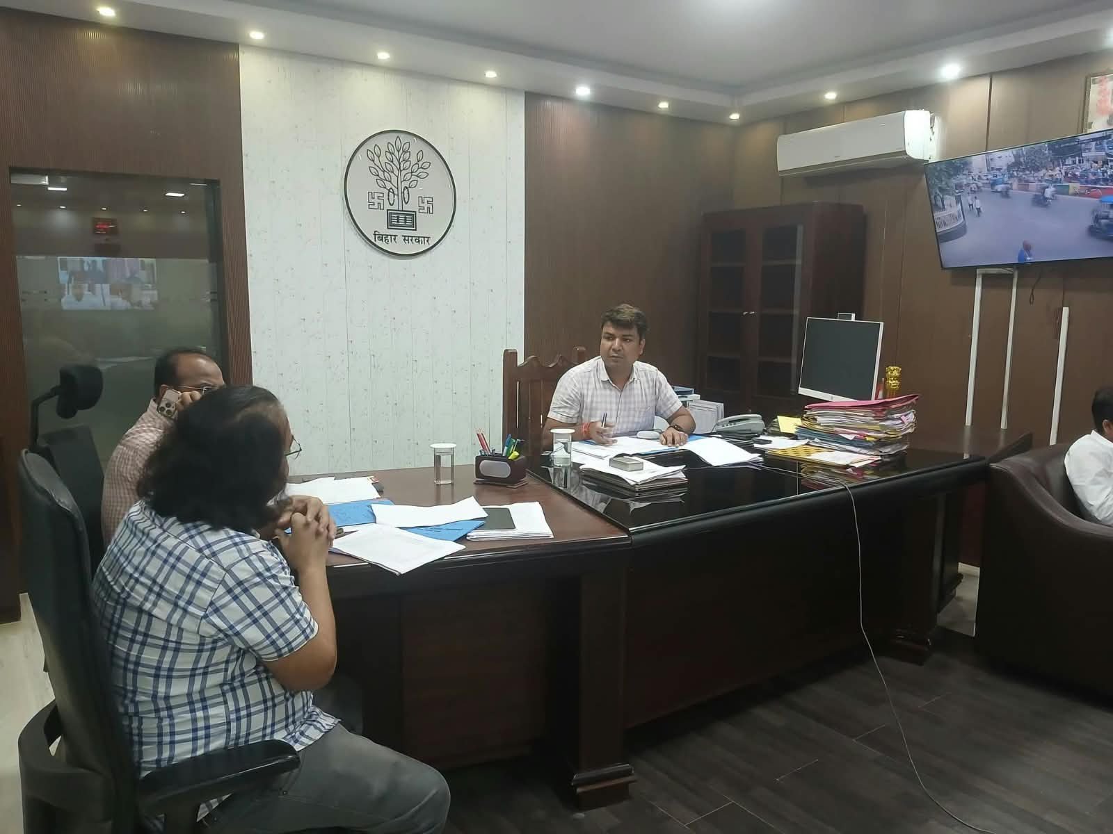 हिंदी समाचार | डीएम ने नीलामपत्र वादों की...