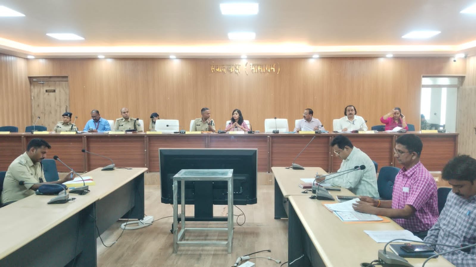 हिंदी समाचार |डीएम ने भू समाधान पोर्टल की...