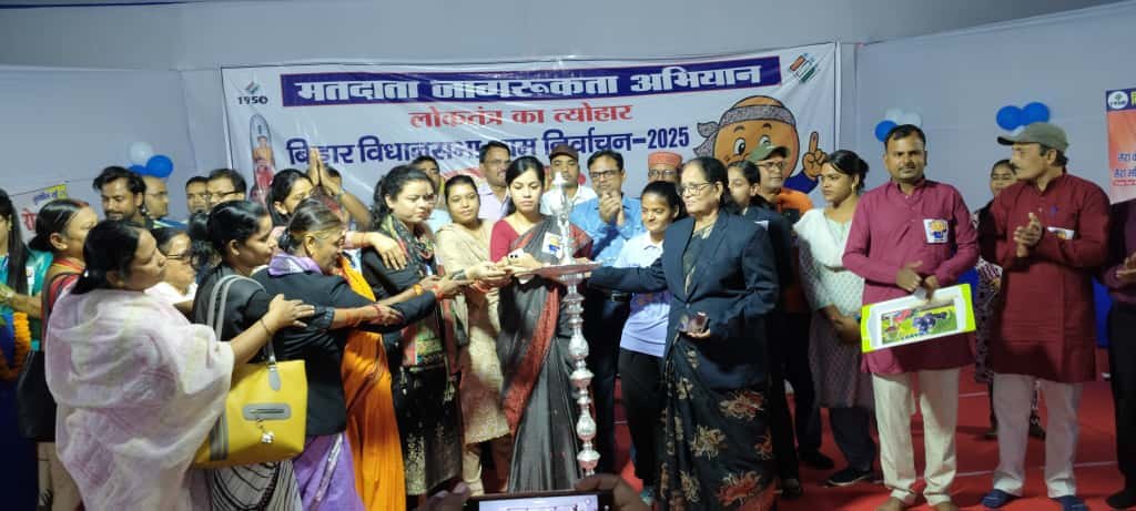 हिंदी समाचार |महिला डीएम ने दीप प्रज्वलित...