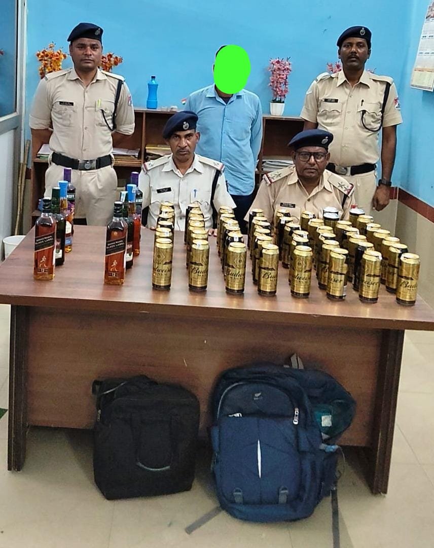 हिंदी समाचार | 30 लीटर शराब के साथ तस्कर...
