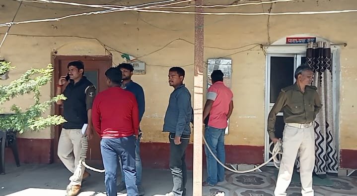 हिंदी समाचार |विद्युत पोल से टकराई कार दो...