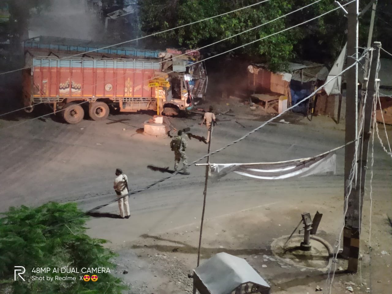 हिंदी समाचार |दो ट्रकों की आमने सामने हुई...