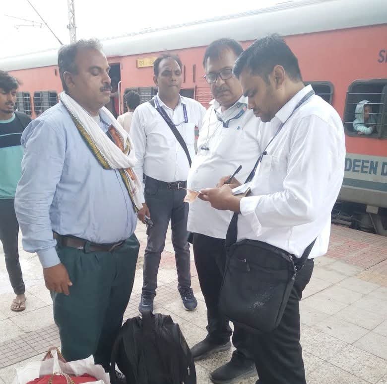 हिंदी समाचार |बिना टिकट यात्रियों से वसूले...