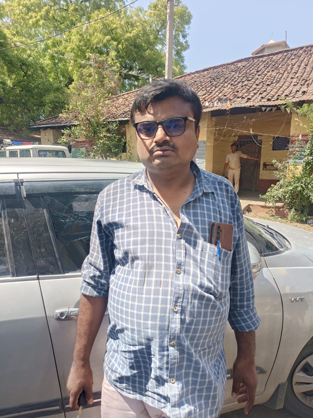 हिंदी समाचार | विद्यालय से लौट रहे शिक्षक पर...