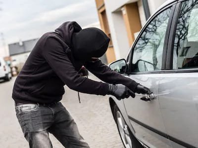 हिंदी समाचार | शिक्षक पति पर कार चोरी का आरोप,...