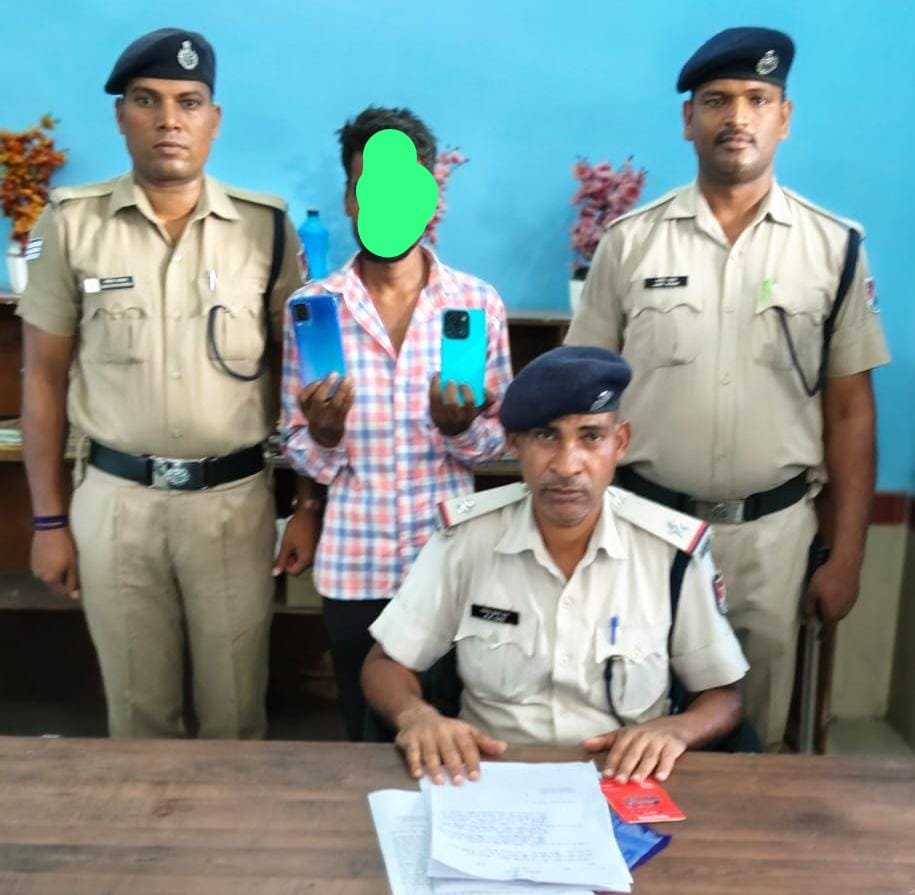 हिंदी समाचार | चोरी के 2 मोबाइल के साथ शातिर...