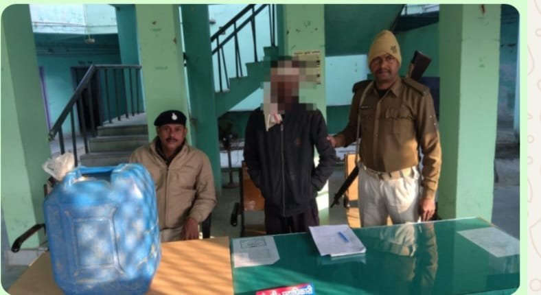 हिंदी समाचार |40 लीटर देसी शराब के साथ धंधे...