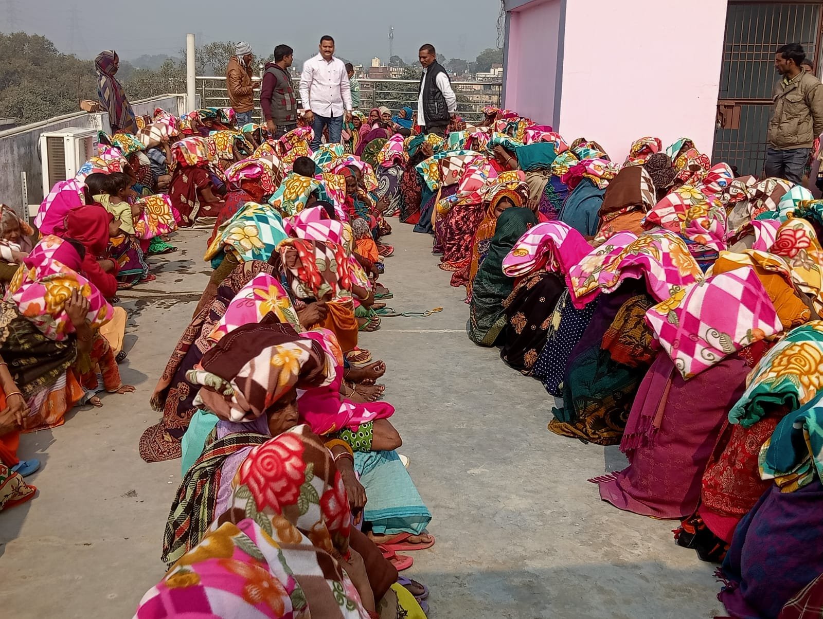 हिंदी समाचार |हजारों गरीबों को कंबल वितरण...