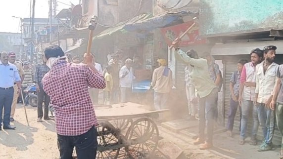 हिंदी समाचार |तोड़ दिये गये ठेले, उजाड़ दी गई...