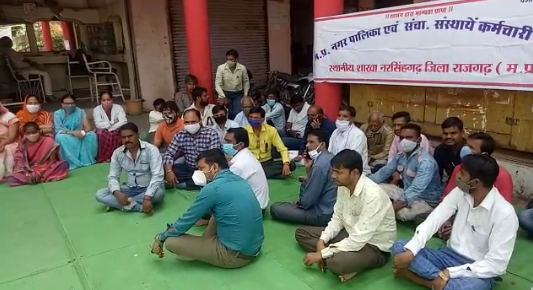 हिंदी समाचार |मनपा कर्मचारी बैठे धरने पर...