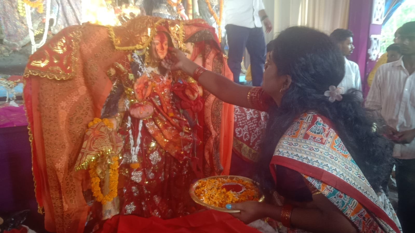 हिंदी समाचार | घुघरीताड़ में सिंदूर खेला से...
