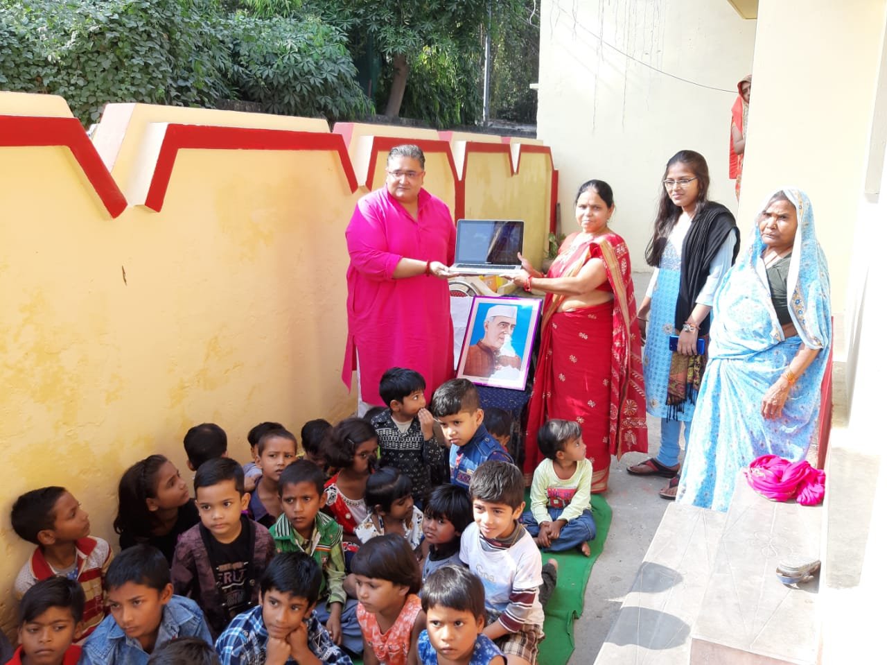 हिंदी समाचार |बच्चों को बाँटा लैपटॉप, मनाया...