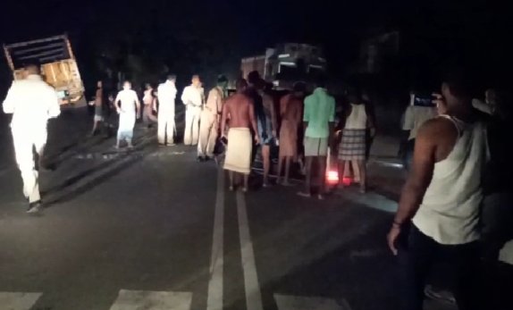 हिंदी समाचार |एम्बुलेंस में ट्रक ने मारी...
