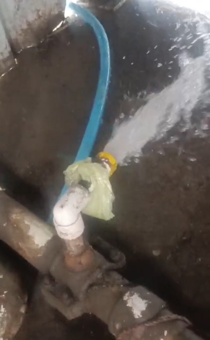 हिंदी समाचार | जल नल की पाइप लीकेज से पानी की...