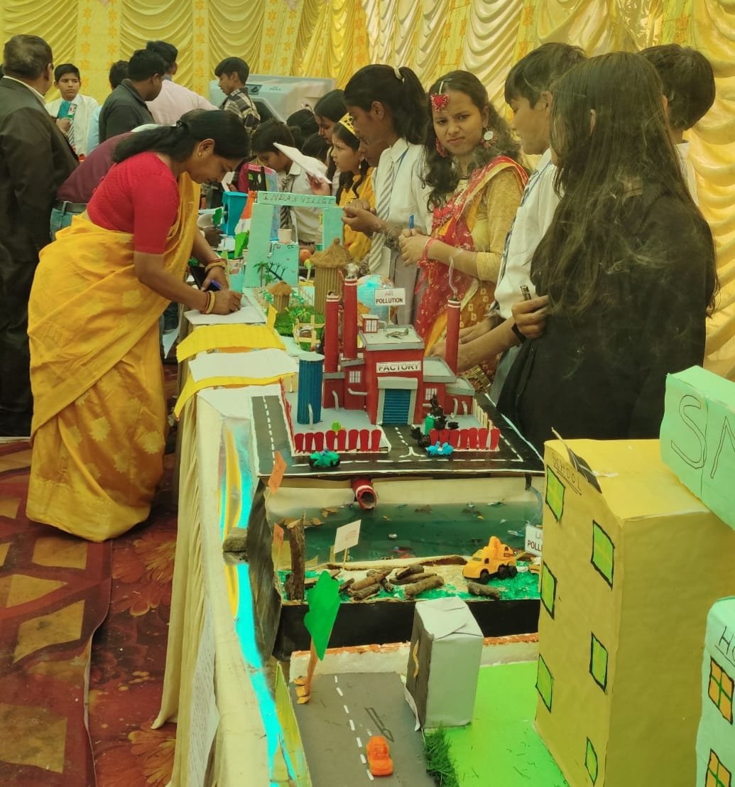 हिंदी समाचार | विज्ञान प्रदर्शनी में बच्चों...