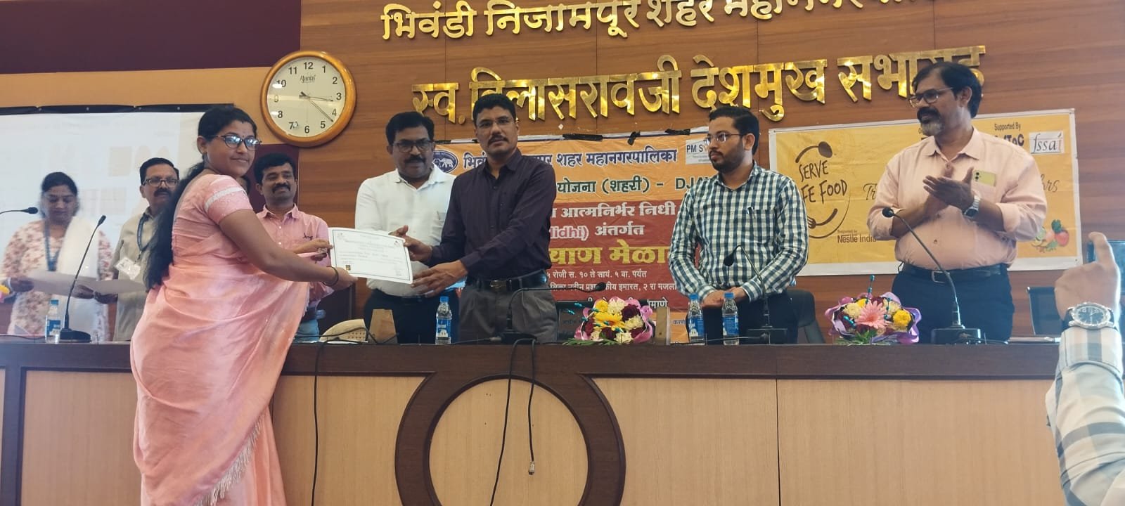 हिंदी समाचार |भिवंडी में फूड वेंडरों को दी...