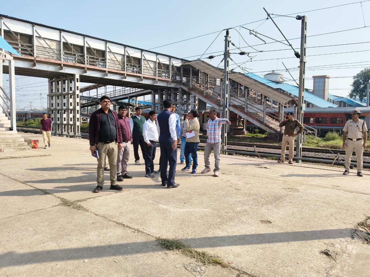 हिंदी समाचार |डीडीयू मंडल के अधिकारियों ने...