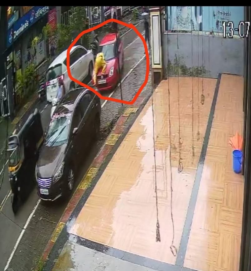 हिंदी समाचार |कार चालक को रोका तो ट्रैफिक...