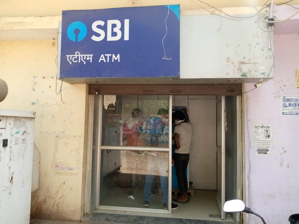 हिंदी समाचार |एसबीआई बैंक एटीएम से गार्ड...