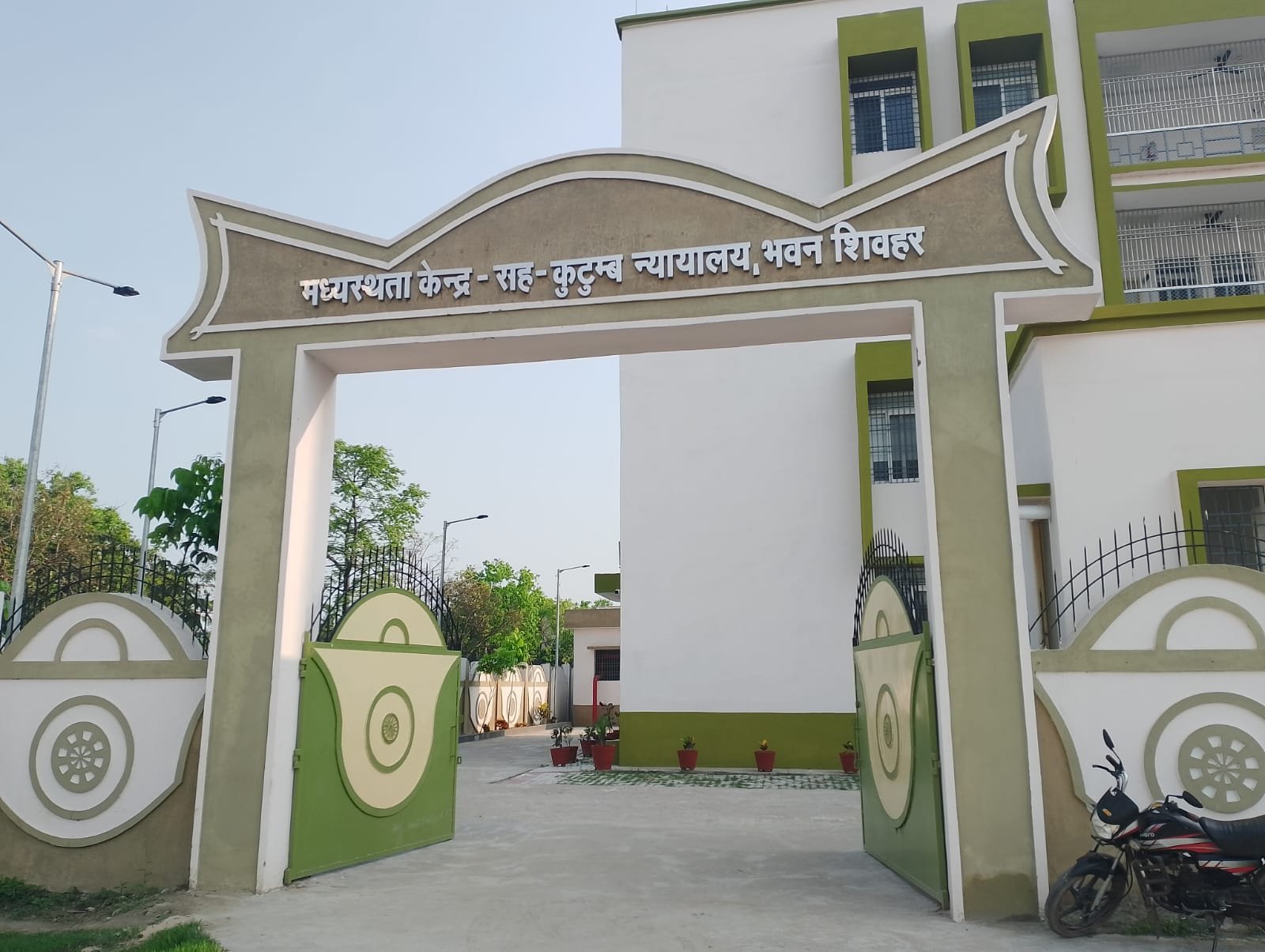 हिंदी समाचार | नये भवन में शिफ्ट हुआ परिवार...