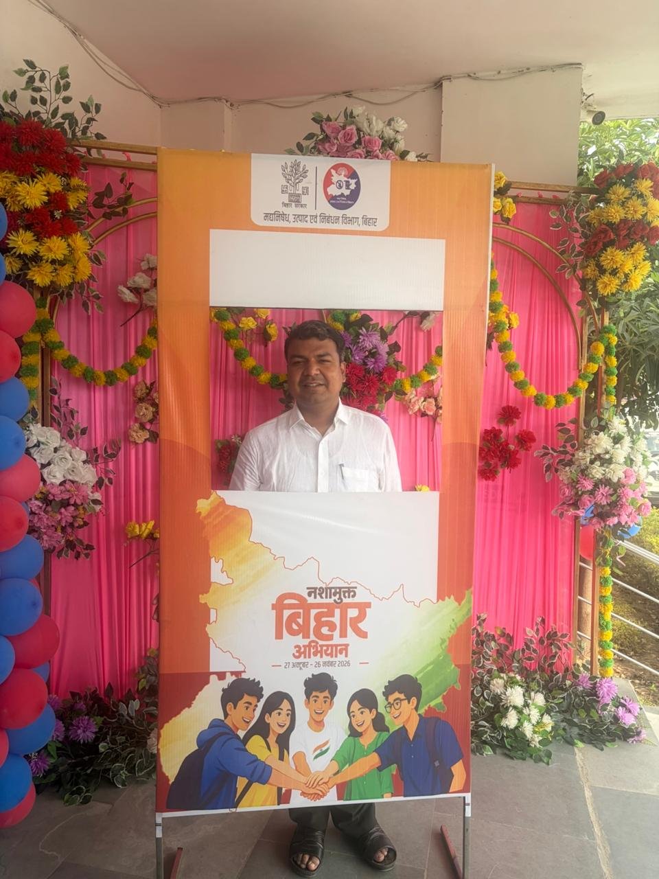 हिंदी समाचार | छात्राओं को डीएम ने दिलाई...
