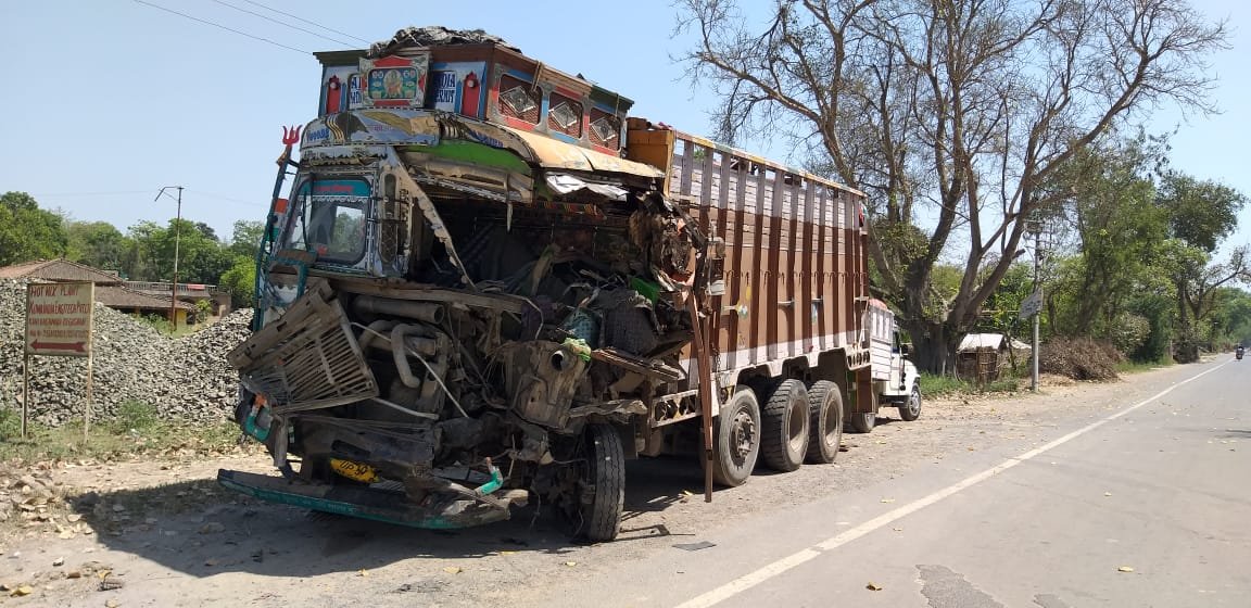 हिंदी समाचार |दो ट्रक की आमने-सामने हुई...