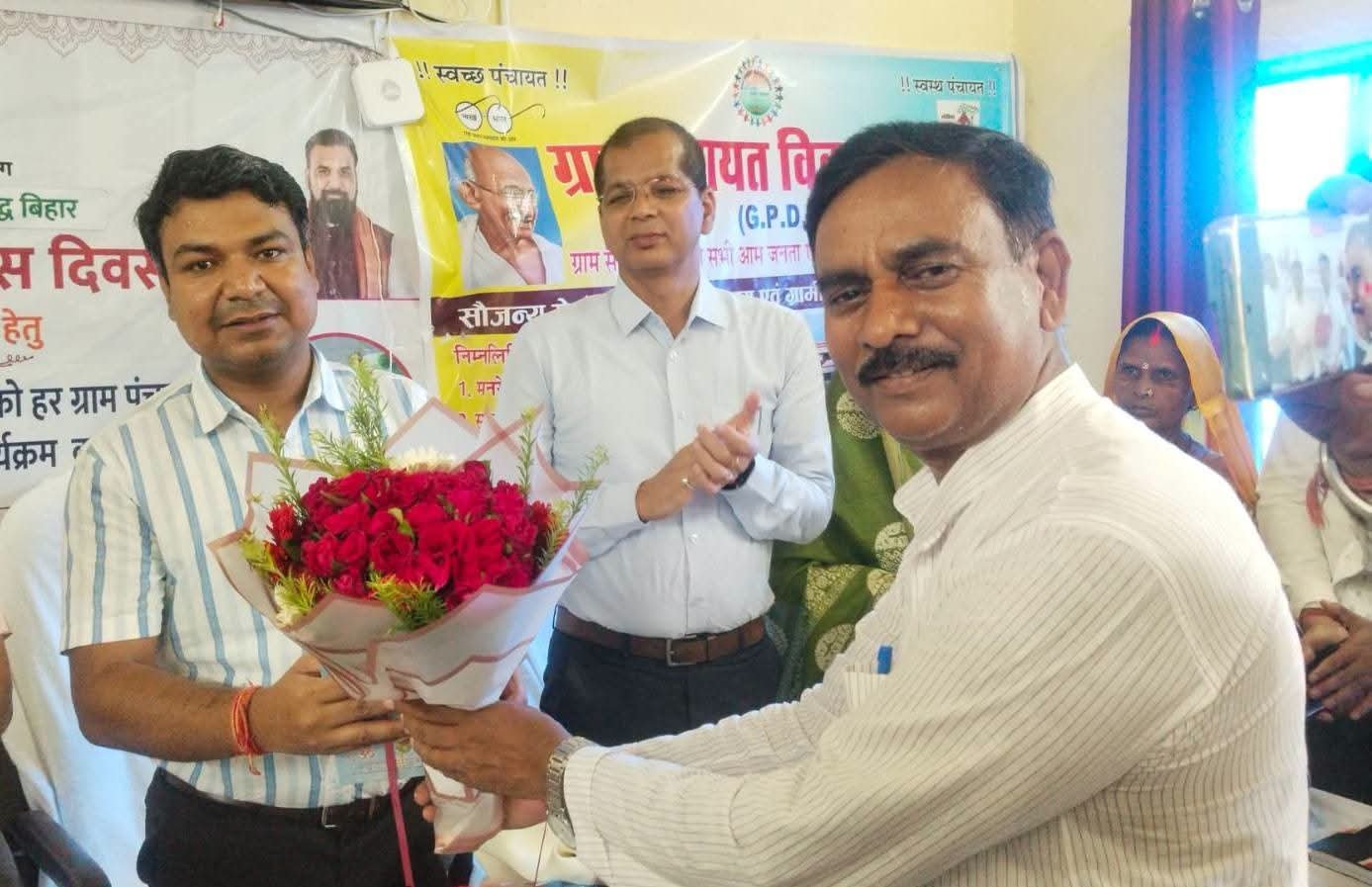 हिंदी समाचार | डीएम की अध्यक्षता में विकास...