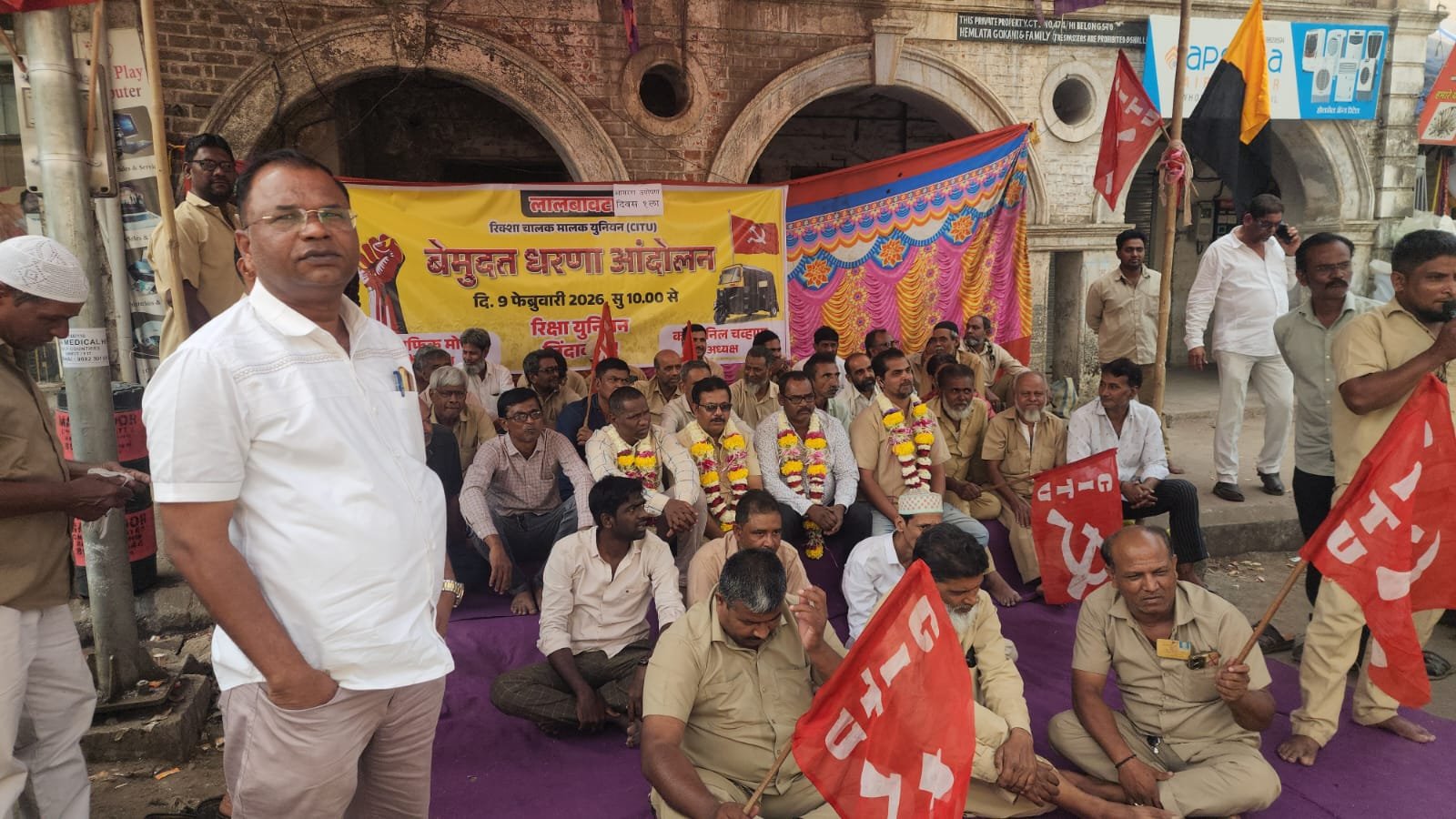 हिंदी समाचार | लालबावटा रिक्षा चालक मालक...