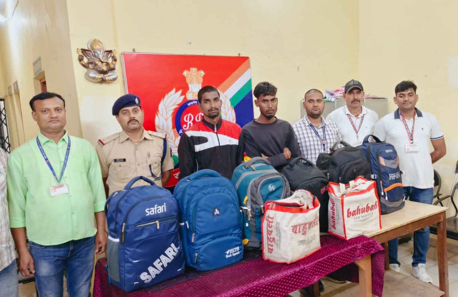 हिंदी समाचार |रेलवे पुलिस ने अंग्रेजी शराब...