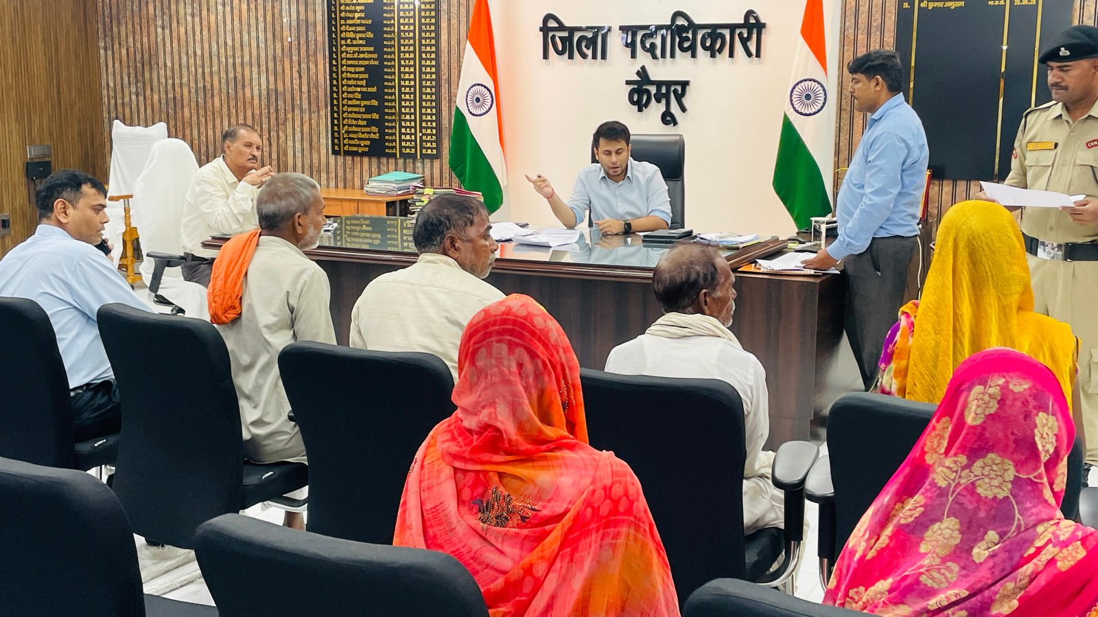 हिंदी समाचार | जनता का दरबार में डीएम ने...