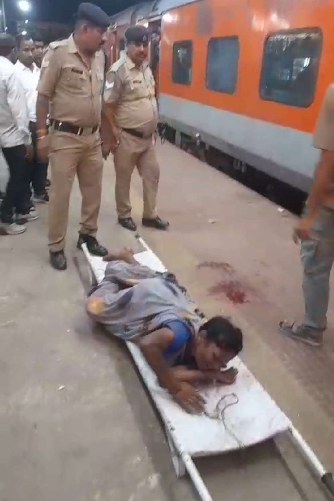 हिंदी समाचार | चलती ट्रेन से उतरने के क्रम...