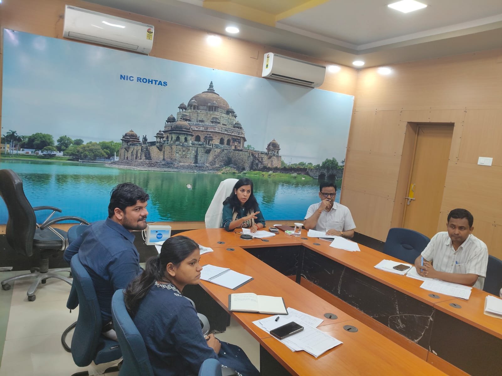 हिंदी समाचार | डीएम ने वीडियो कॉन्फ्रेंसिंग...