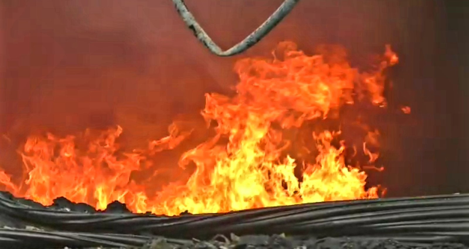 हिंदी समाचार |भीषण आग में 10 गोदाम जलकर खाक।